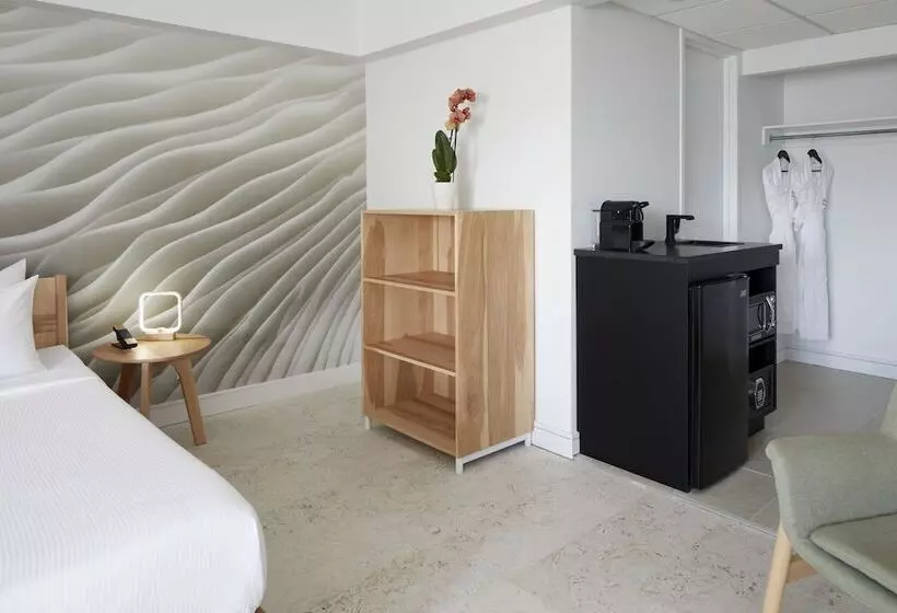 Standard Room Double Bed, Ruby Foo's