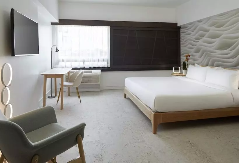 Standard Room Double Bed, Ruby Foo's