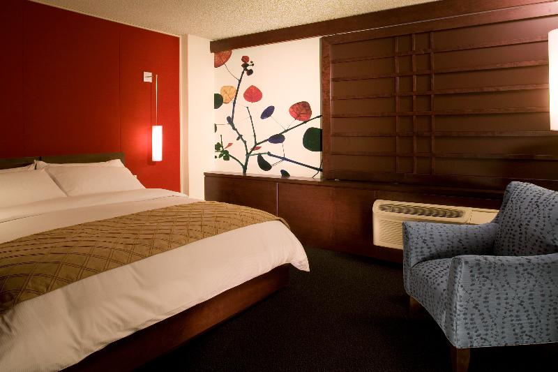 带大床的豪华间, Ruby Foo's