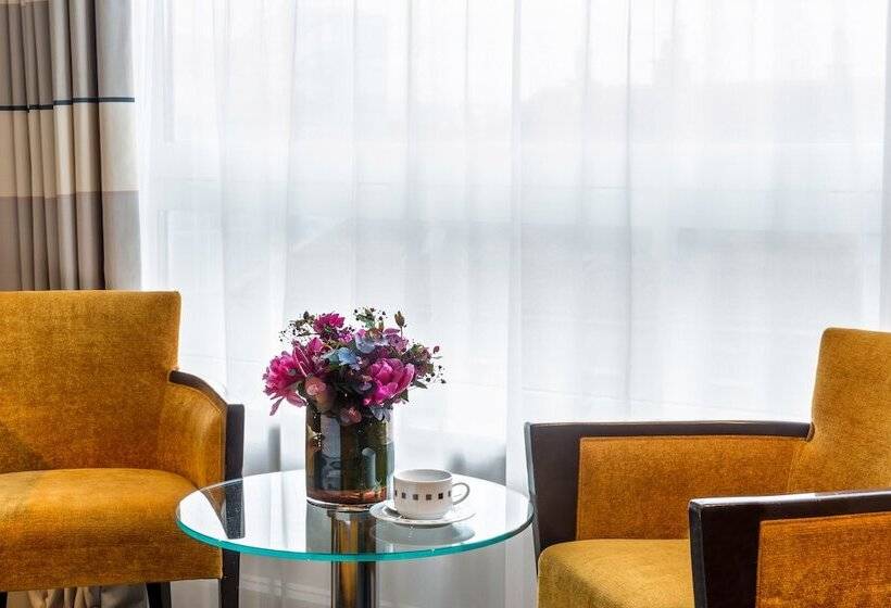 اتاق اجرایی, Auteuil Manotel