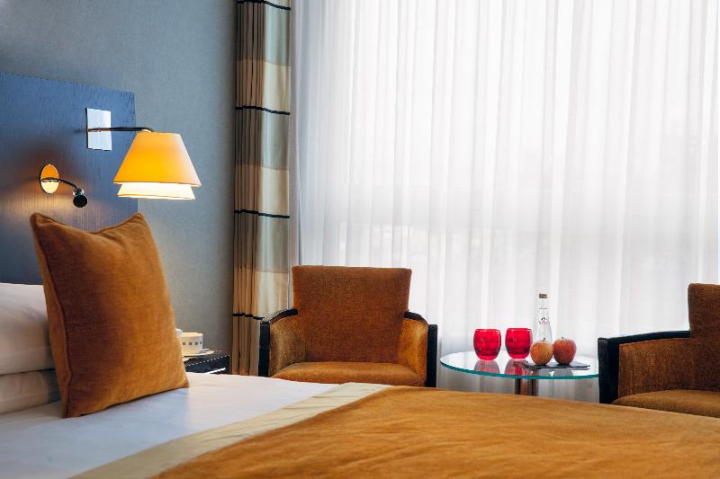 اتاق خانوادگی, Auteuil Manotel