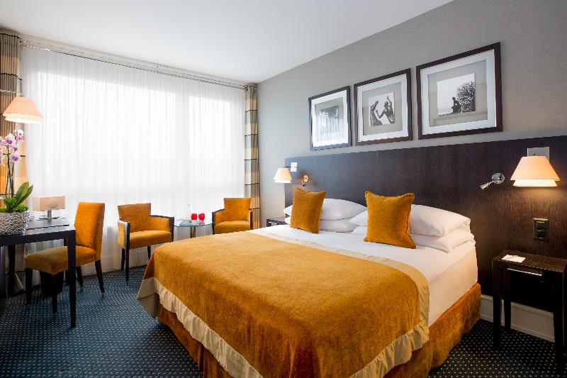 اتاق خانوادگی, Auteuil Manotel