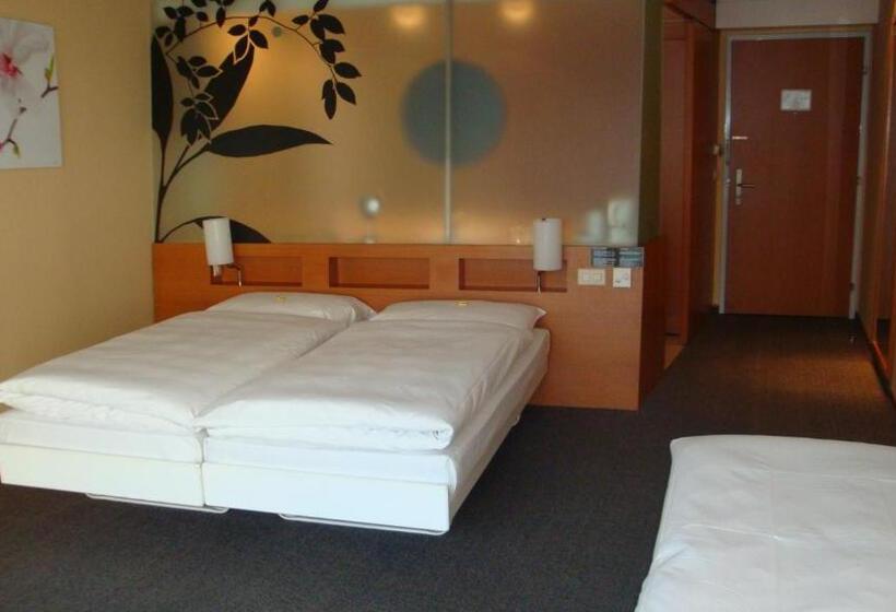 Familienzimmer, Palmiers By Fassbind