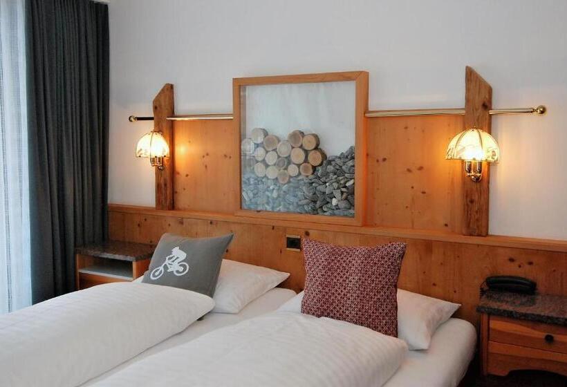 Quarto Triplo Estandar, Crystal