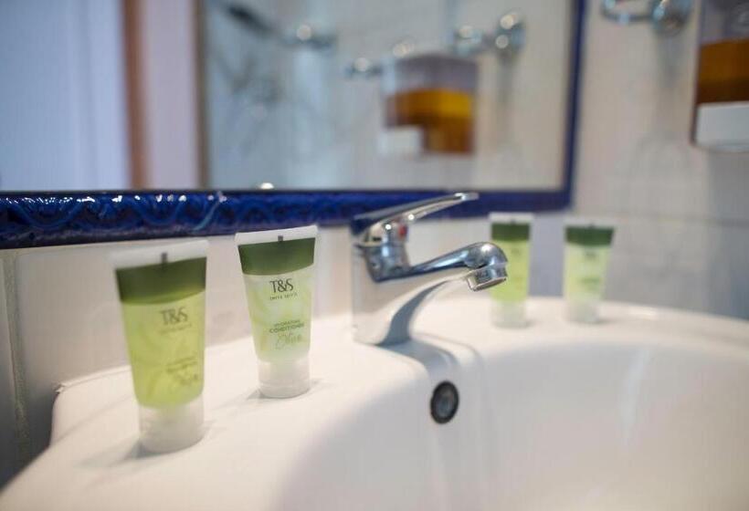 חדר משפחתי קלאסי, Plaza