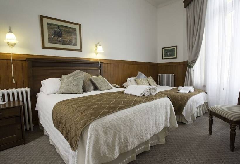 חדר סטנדרט לשלושה, Plaza