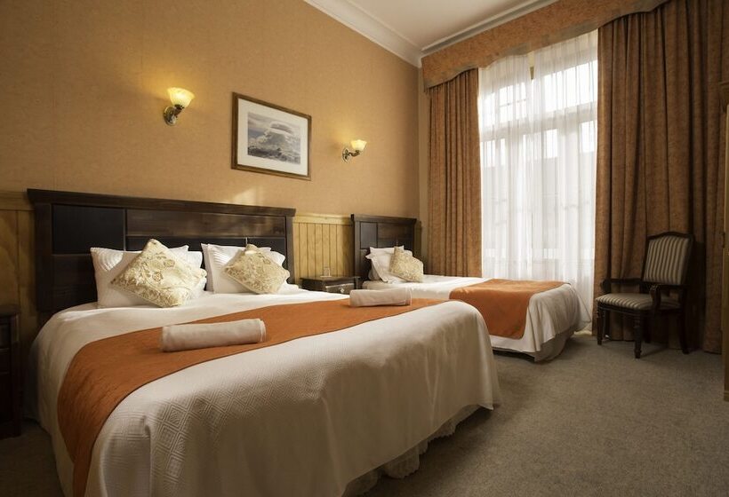 חדר סטנדרט לשלושה, Plaza