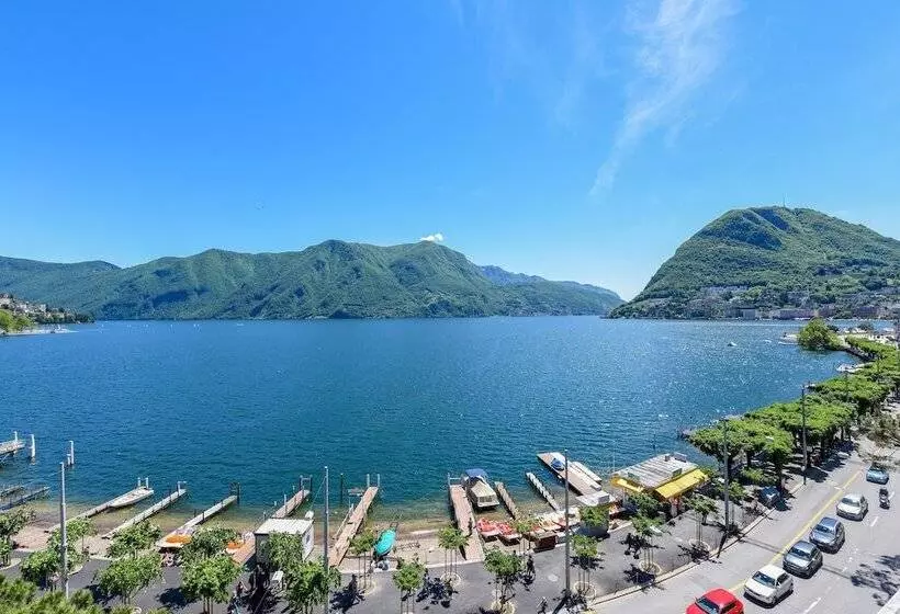 اتاق خانوادگی تودرتو, Walter Au Lac