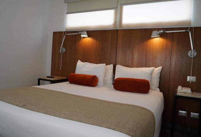 جناح جونيور, Natalino Hotel Patagonia