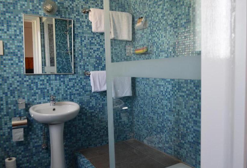 Standard Værelse, Asty