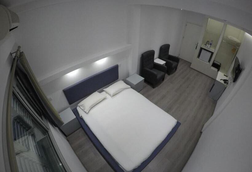 Standard Værelse, Asty