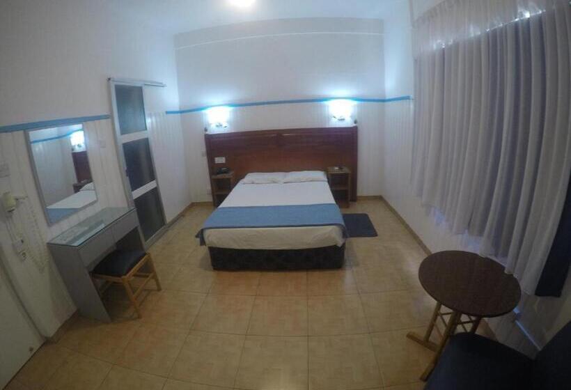 Standard Værelse, Asty