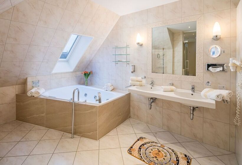 سوئیت با وان آب گرم, Augusta Am Kurfürstendamm