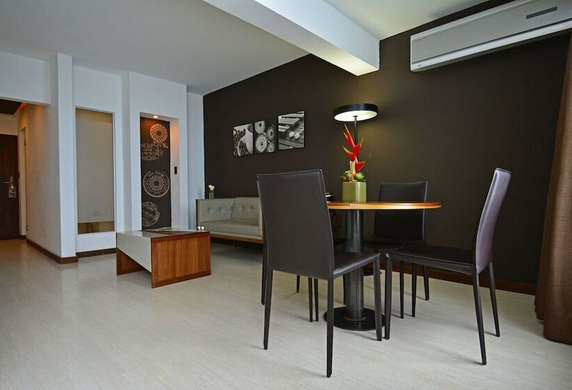 小型套房, Auténtico