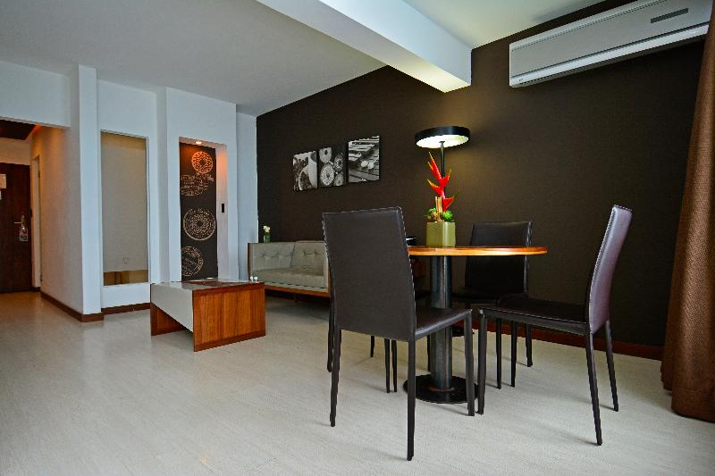 小型套房, Auténtico