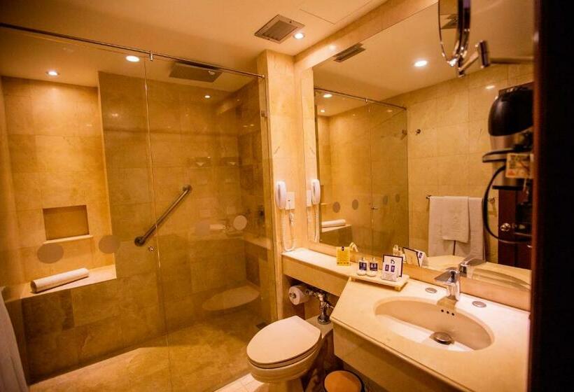 デラックスルーム, Dann Carlton Cali