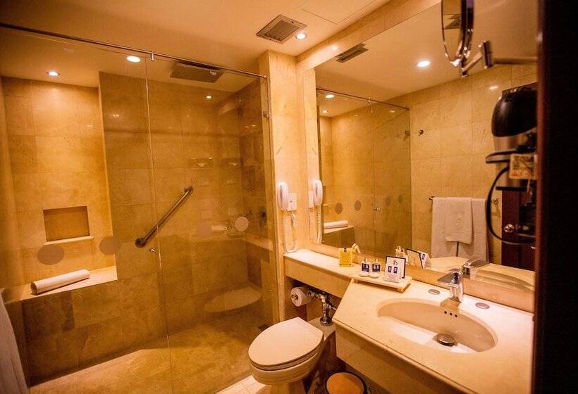 デラックスルーム, Dann Carlton Cali