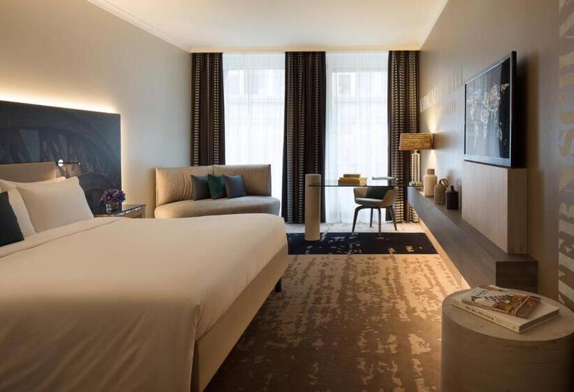 带大床的豪华间, Renaissance Hamburg