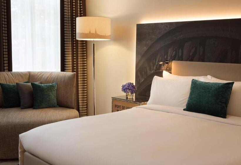 带大床的高级房间, Renaissance Hamburg