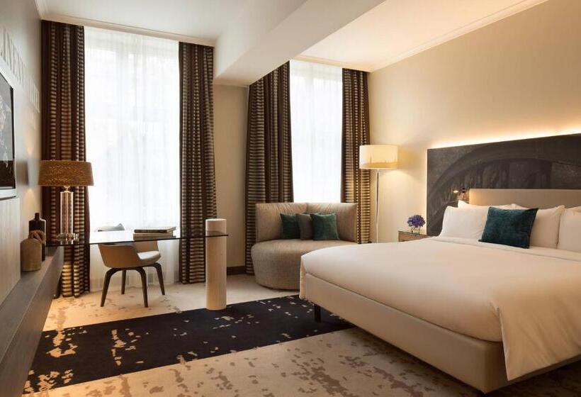 带大床的高级房间, Renaissance Hamburg