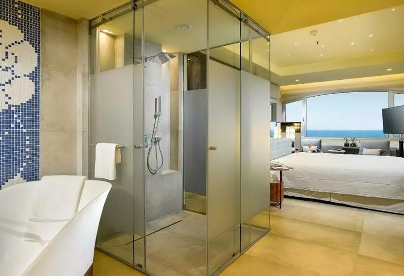 سوئیت پرزیدنت, St Raphael Resort