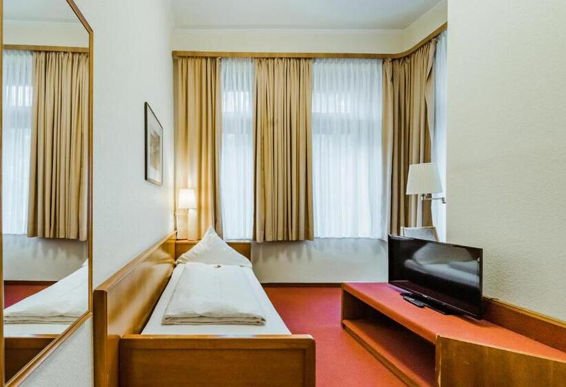 标准单人间, Am Marschiertor