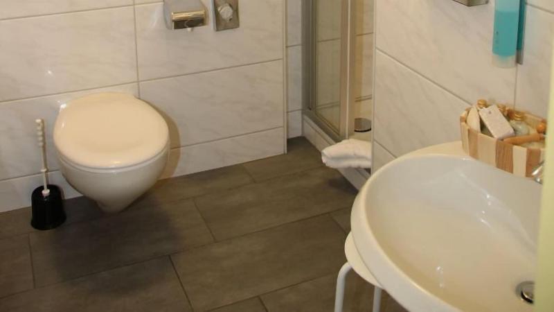 标准单人间, Am Marschiertor