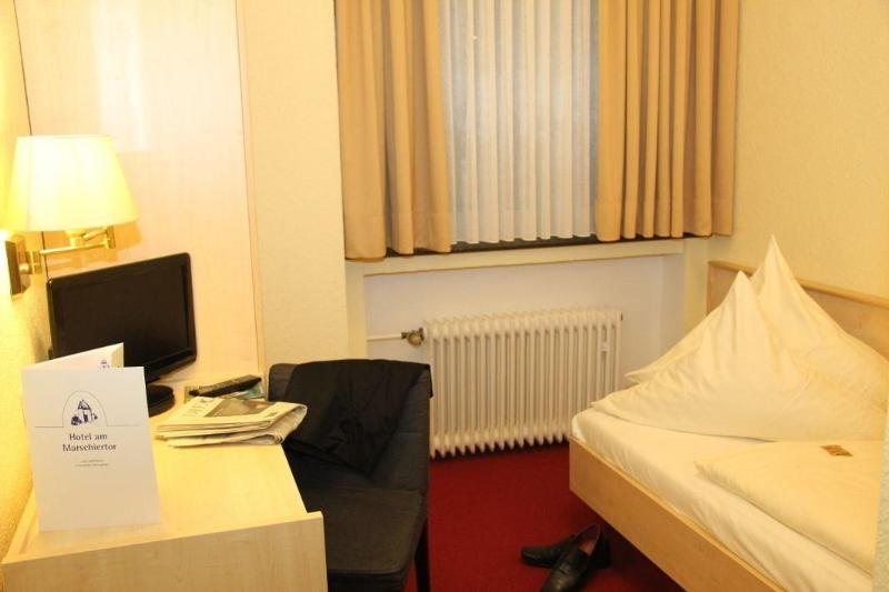 标准单人间, Am Marschiertor