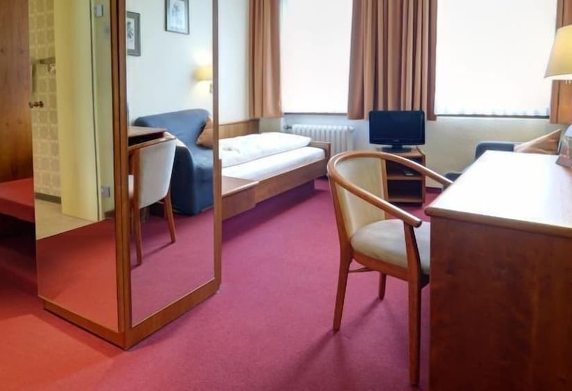 标准单人间, Am Marschiertor