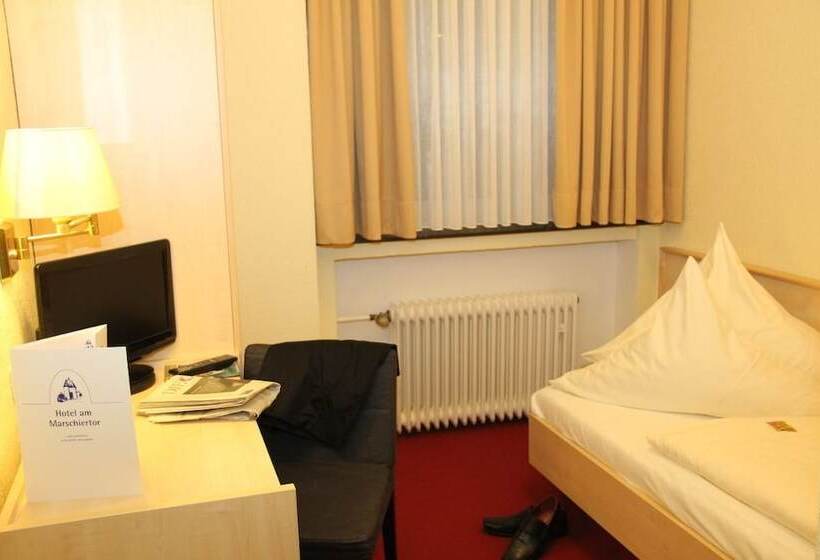 标准单人间, Am Marschiertor