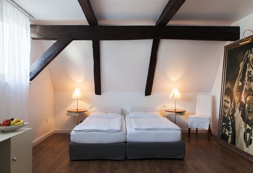 جناح جونيور, Der Lennhof