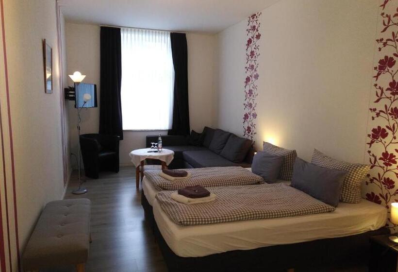 Семейный Номер, Hoffmanns Holsteinisches Haus