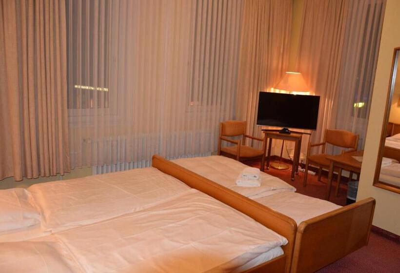 标准三人间, Meyn