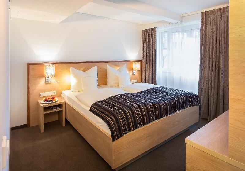 جناح جونيور, Stadthotel Am Römerturm