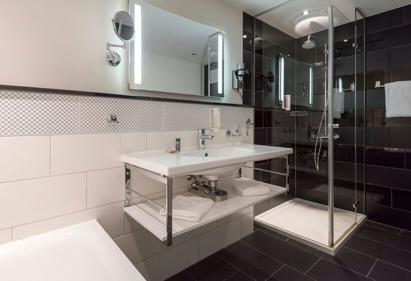 جناح جونيور, Wyndham Duisburger Hof