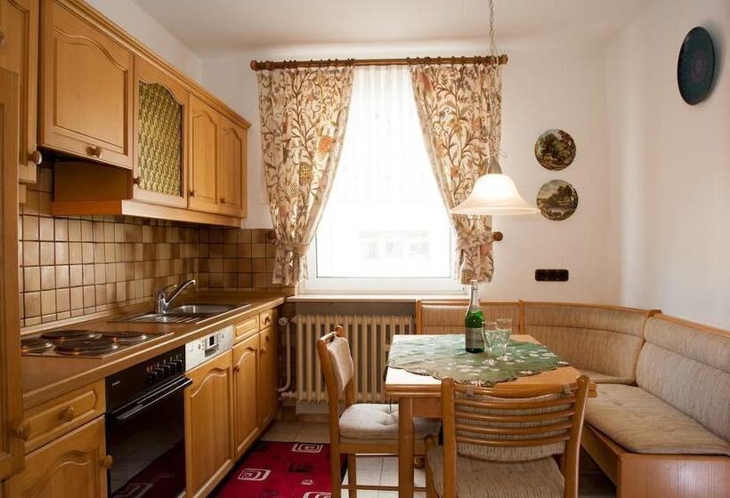 דירת שני חדרים, Zwehrener Hof