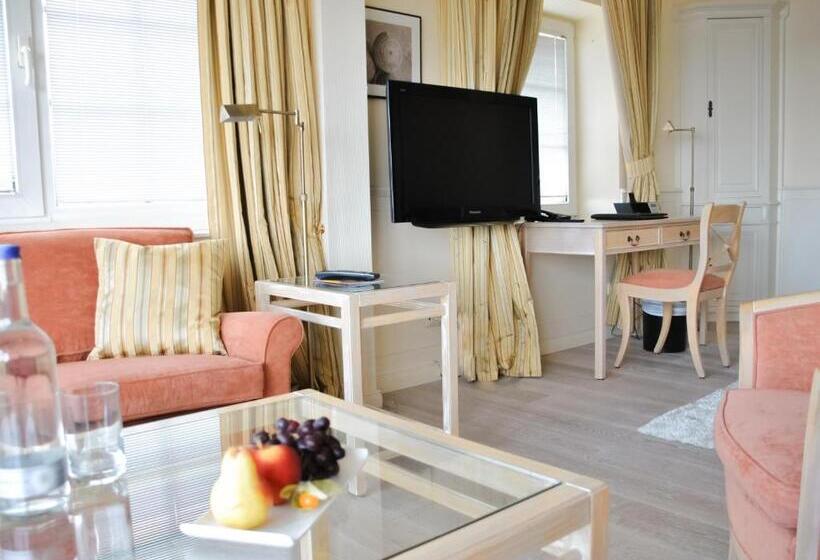 سوییت با چشم‌انداز دریا, Strandhotel Miramar