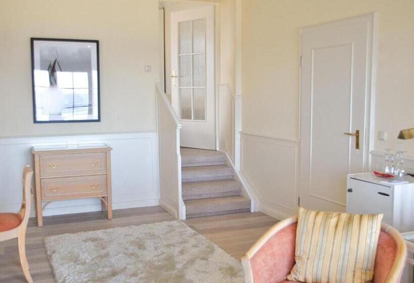 سوییت با چشم‌انداز دریا, Strandhotel Miramar