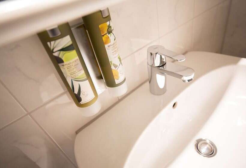 חדר סטנדרט יחיד, Azenberg