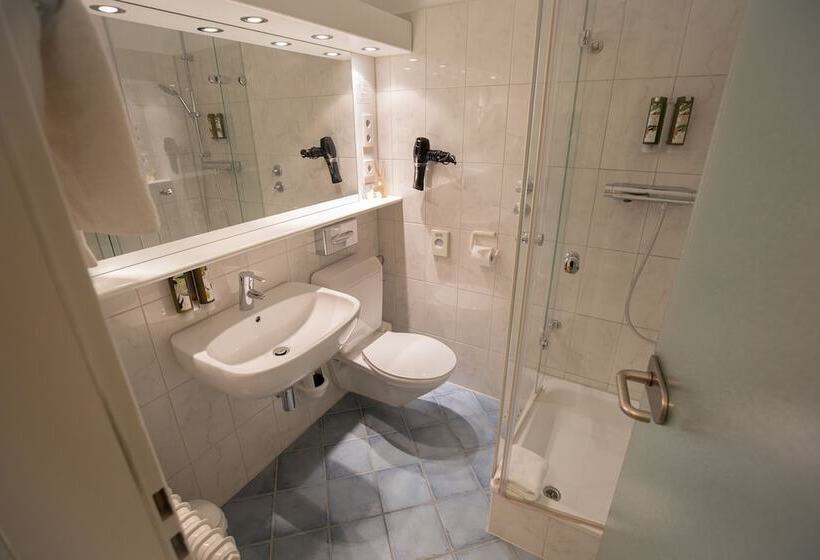 חדר סטנדרט יחיד, Azenberg