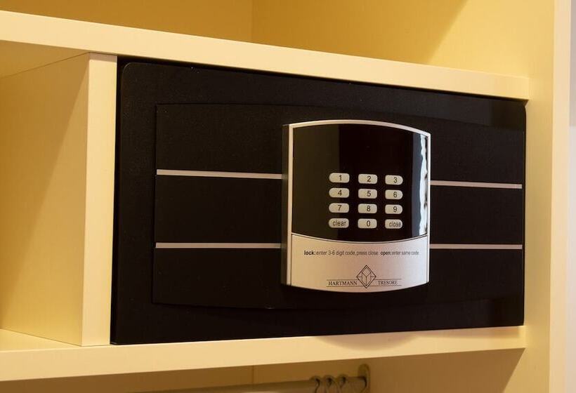 חדר סטנדרט יחיד, Azenberg