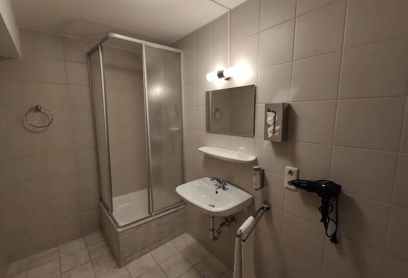 이코노미 룸, Gut Funkenhof