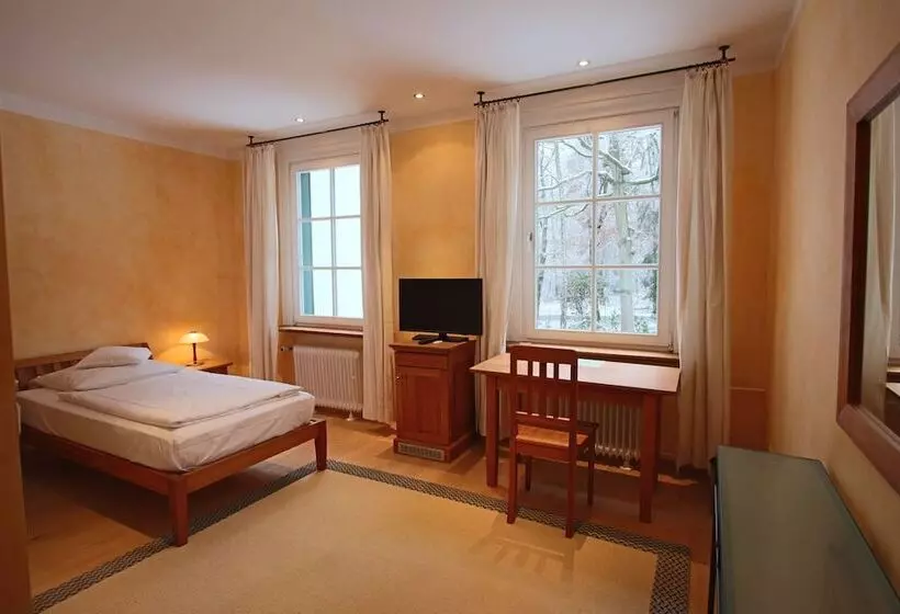 Comfort Yhden Hengen Huone, Hardtwald