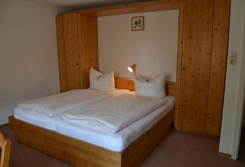 غرفة قياسية ثلاثية, Hofreit Am Bierkeller