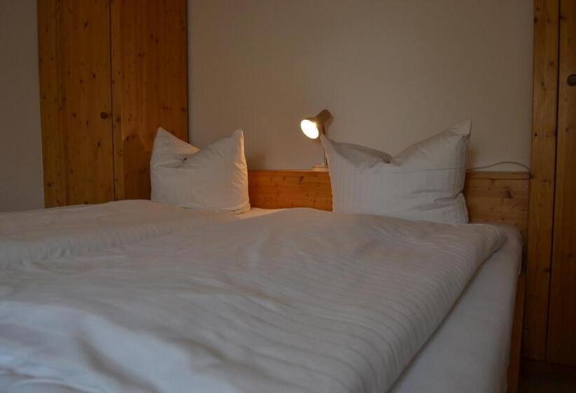 غرفة قياسية ثلاثية, Hofreit Am Bierkeller