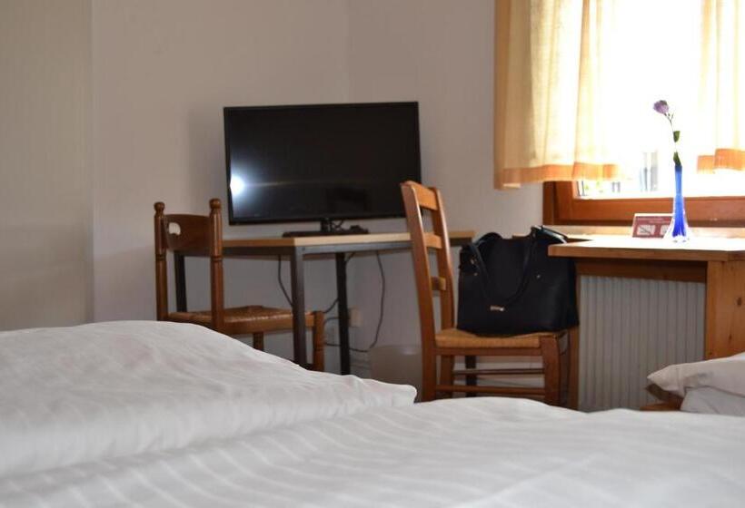 غرفة قياسية ثلاثية, Hofreit Am Bierkeller