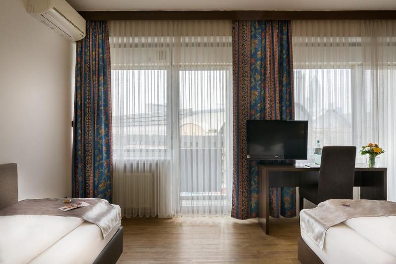 غرفة قياسية ثلاثية, Continental Frankfurt