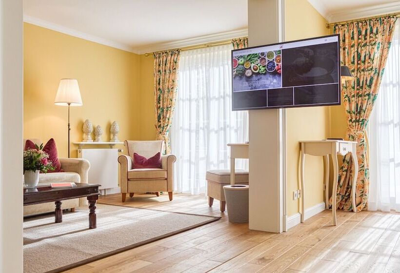 جناح جونيور سوبريور, Wald & Schlosshotel Friedrichsruhe