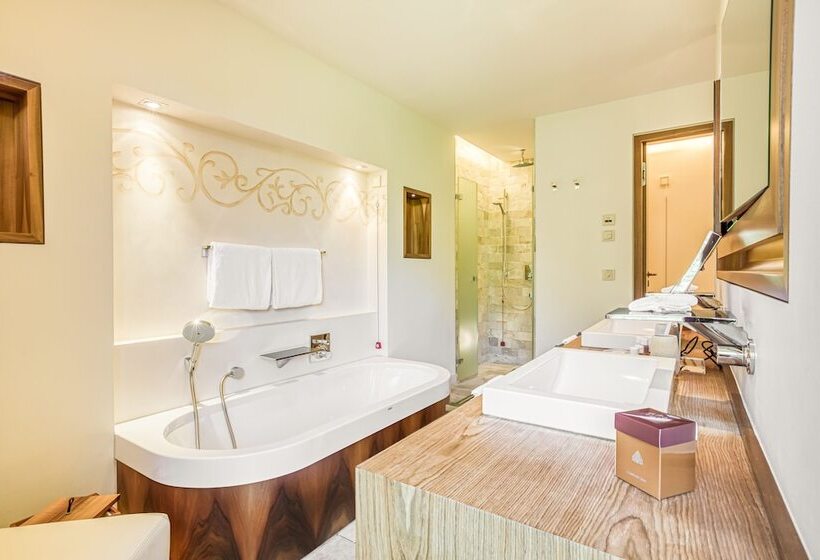 جناح جونيور سوبريور, Wald & Schlosshotel Friedrichsruhe