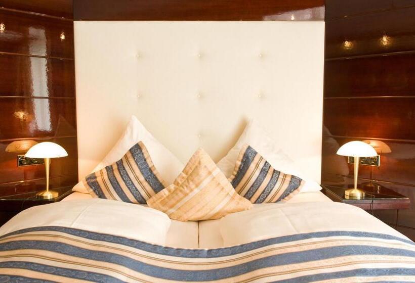 سوییت جونیور, Moselstern Hotel Brixiade &triton